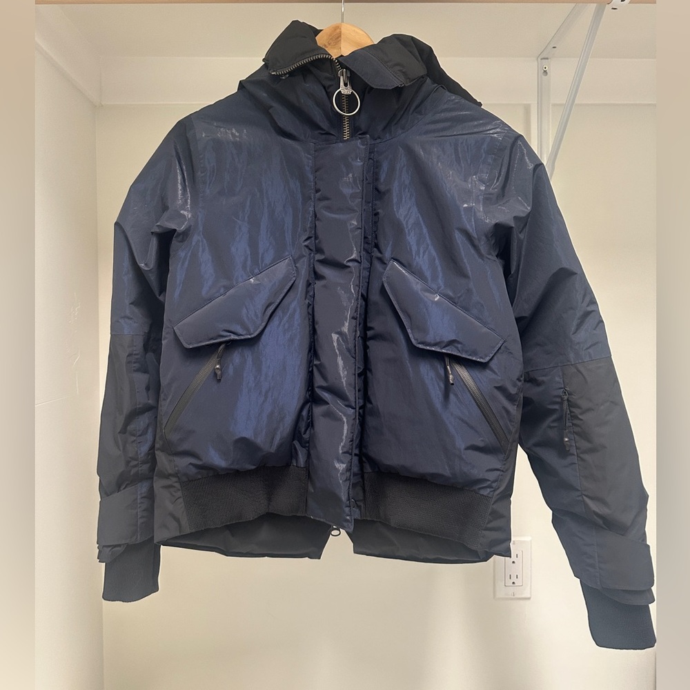 HOLDEN Cropped Down Alpine Jacket in Navy
